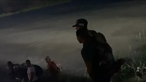 Varios migrantes se adentran de noche en el río Bravo en Piedras Negras ,tramo EaglePass(Abril 2022)