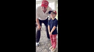 TRUMP❤️🇺🇸🥇TAKES SELFIE🏌️🤳 👦🤍🇺🇸WITH A BRAVE TRUMP FAN💙🇺🇸🏅⭐️