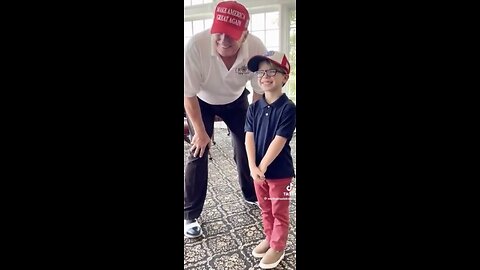 TRUMP❤️🇺🇸🥇TAKES SELFIE🏌️🤳 👦🤍🇺🇸WITH A BRAVE TRUMP FAN💙🇺🇸🏅⭐️