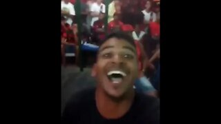 Cara zoando com todo mundo no bar após derrota do Flamengo