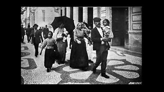 Família de emigrantes portugueses chega ao Rio de Janeiro em inícios do século XX.