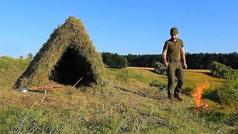 Bushcraft Grass Survival Shelter, Solo Wild Camping