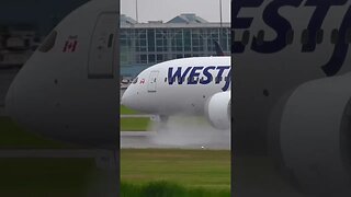 💧Boeing 787 on wet runway✈️