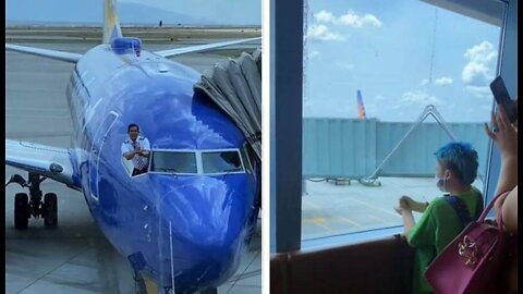 Pilot plays Rock, Paper, Scissors with kid before departure of flight