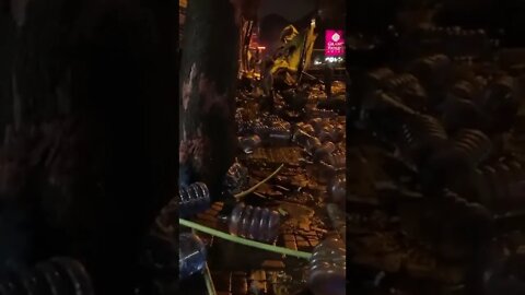 Ngeri!!! Truk Muat Galon Tabrak Pagar Dan Angkot Di Cihampelas Bandung, Kami (3/2/2022) Dini Hari