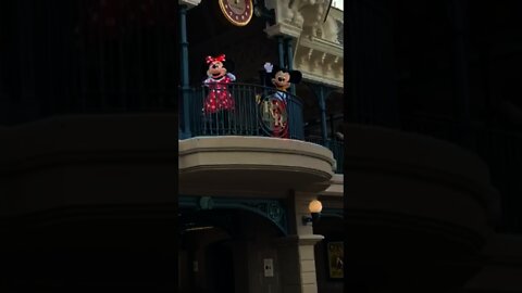 Mickey & Minnie Mouse, Goofy, Pluto and the Chipmunks welcomes visitors at Disneyland Paris 💗