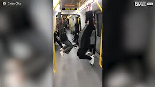 Cette jeune femme s'éjecte toute seule du métro!