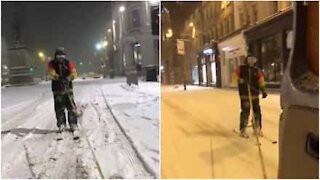 Edimburgo di notte diventa una pista sciistica