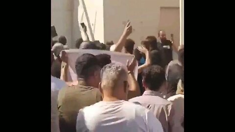 Iraquianos invadem a Embaixada da Suécia em Bagdá protestando contra a queima do Alcorão