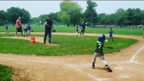 Un enfant réalise un coup fabuleux au baseball