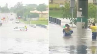 Nainen pelastetaan tulvan täyttämästä autosta