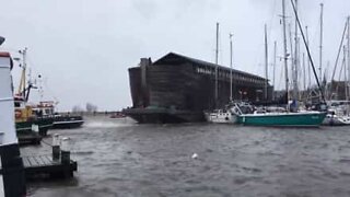 Stærke vindstød skubber flydende museum ind i forankrede både