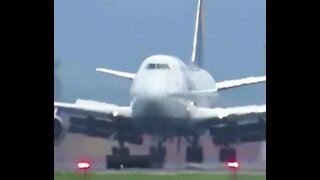 747 fighting crosswind😳