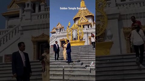 Golden Temple Bangkok #goldentemple #bangkok #travelblogger #lifestylechange #carloselysee