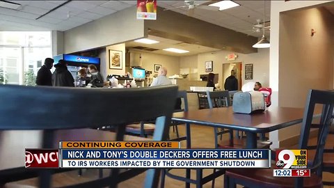 Restaurant hurt by government shutdown serves free meals