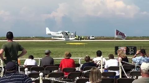 RAW: Seaplane lands at Cleveland air show due to gear issues