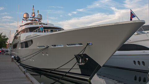 Yacht Seaquest, docking in Little Tub Harbour