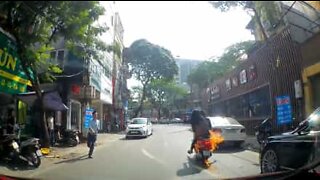 Scooter står plutselig i flammer