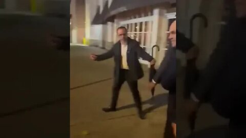 Xandão Kbeça de Pyroca sendo "ELOGIADO" em saída de Restaurante em Nova YORK! COMPARTILHE!!