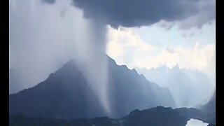 Storm Cloud Drops A Massive Amount of Rain - HaloRockNews