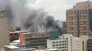 Incêndio destrói trem em Joanesburgo