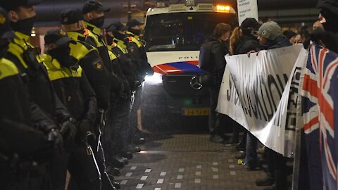 Netherlands: Protesters decry tougher COVID restrix in The Hague - 18.12.2021