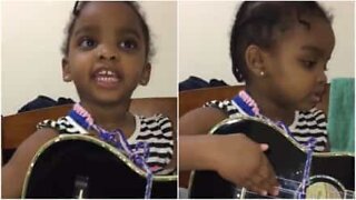 Menina de 3 anos tenta cantar com a irmã música da Broadway
