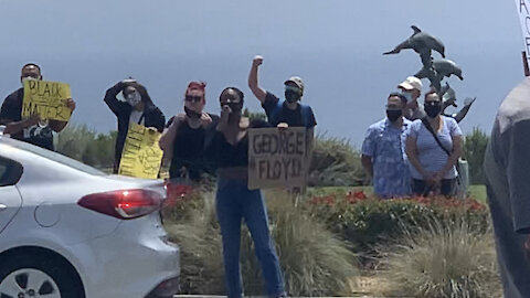 Protesters flock to Trump National Golf Club in Los Angeles