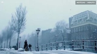 A mágica atmosfera da neve em Amesterdã