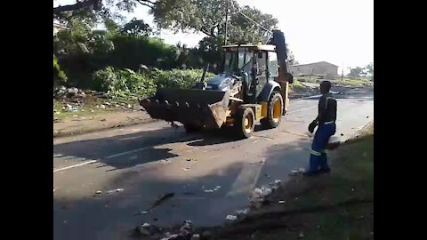 #Elections2019 - WATCH: Police take on land invaders in Cato Manor (kB8)