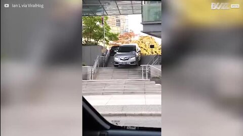 Condutora decide descer uma escadaria de carro