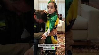 Valentina orando pelo nosso Presidente Bolsonaro #shorts