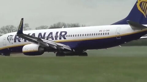 Aterrissagem dura deixa avião da Ryanair sem trem de pouso