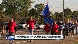 Lockport community members supporting GM strikers
