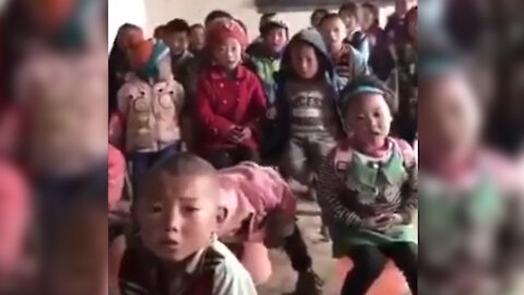 Pequeños niños son adoctrinados por su maestra para alabar al líder del partido comunista chino
