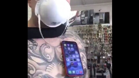 [French Audio] Magnetic Adverse Reaction, this guy can fix his Iphone12 on his torso