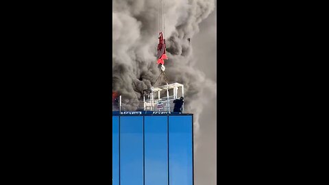 Crane operator saves men on roof after fire breaks out in Reading, UK