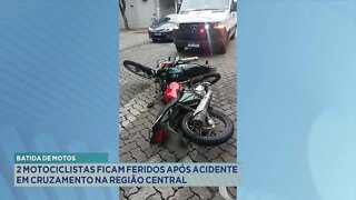 Batida de motos: 2 motociclistas ficam feridos após acidente em cruzamento na região central.