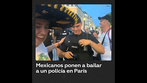 Una mexicana convence a un policía de París para bailar con ella