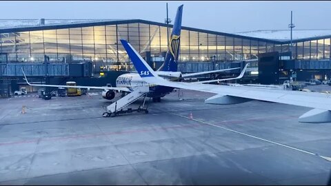 Gdańsk, Lech Wałęsa Aiport (GDN) Taxi and Take off - First Snowfall - SAS Airbus A320neo