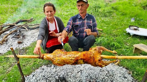 Roasted Lamb: Qingji i Pjekur ne Hell me Perime, Kulac dhe Vere te Bardhe per Festen e Shen Gjergjit