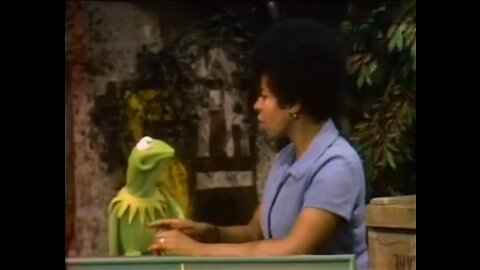 Classic Sesame Street - Kermit and Susan play One of these things