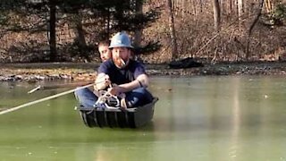 To fyre forsøger at krydse frossen sø i slæde