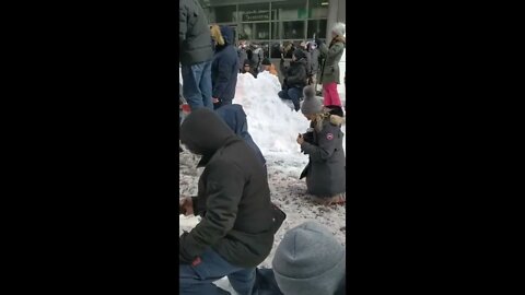 🇨🇦CANADIANS SAY A PRAYER IN FRONT OF RIOT POLICE *THIS SHOULD NEVER HAVE HAPPENED**