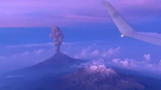 Explosão vulcânica no México vista de avião