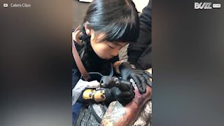 Una tatuatrice professionista di 9 anni d'età