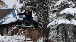 Ce snowboardeur réussit du premier coup ses acrobaties !