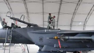 En sersjant i luftforsvaret frir på vingen til et jagerfly
