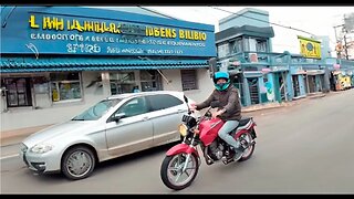 Influenciadora Juju do Pix foi avistada por um fã andando em sua moto. 🏍️