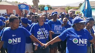 SOUTH AFRICA - Cape Town - Democratic Alliance (DA) leader Mmusi Maimane visits Hillcrest Heights (Video) (Sdf)